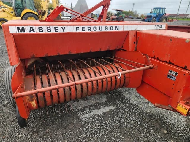 Image of Massey Ferguson 124 equipment image 2