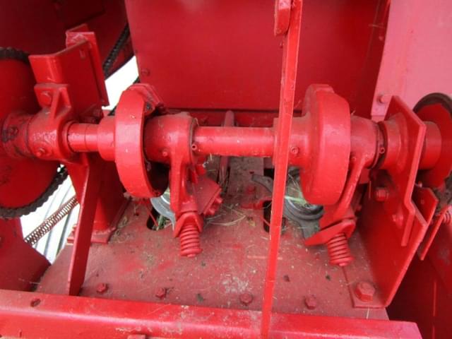 Image of Massey Ferguson 124 equipment image 4