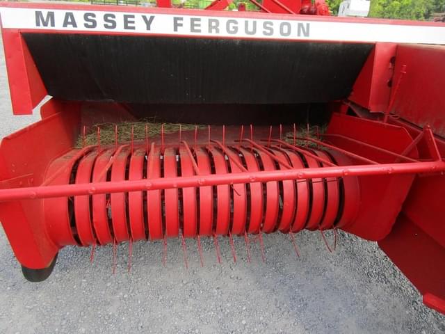 Image of Massey Ferguson 124 equipment image 1