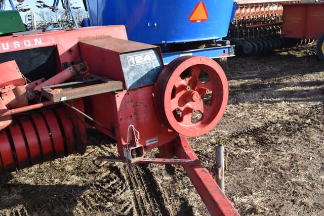 Image of Massey Ferguson 124 equipment image 4