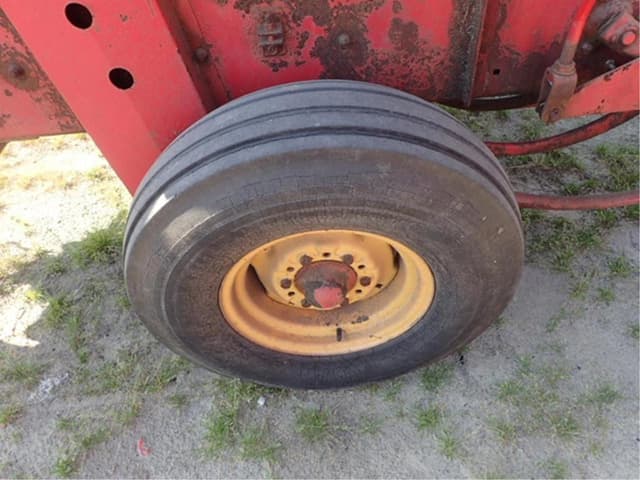 Image of Massey Ferguson 124 equipment image 4