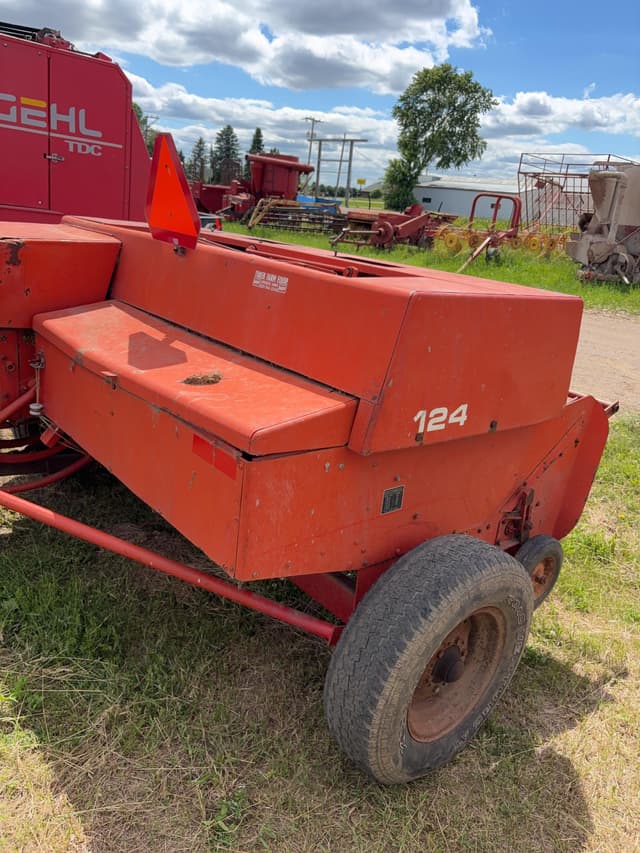 Image of Massey Ferguson 124 equipment image 2