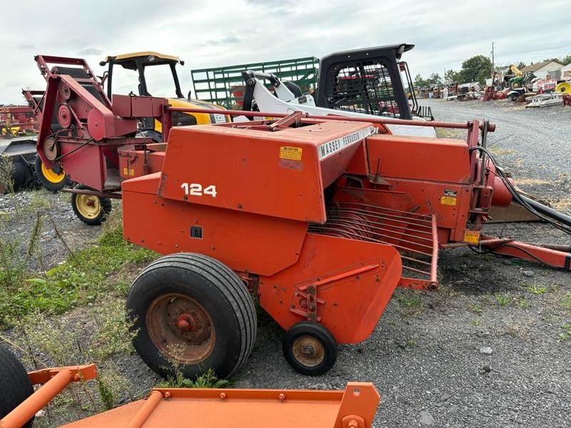 Massey Ferguson 124 Equipment Image0
