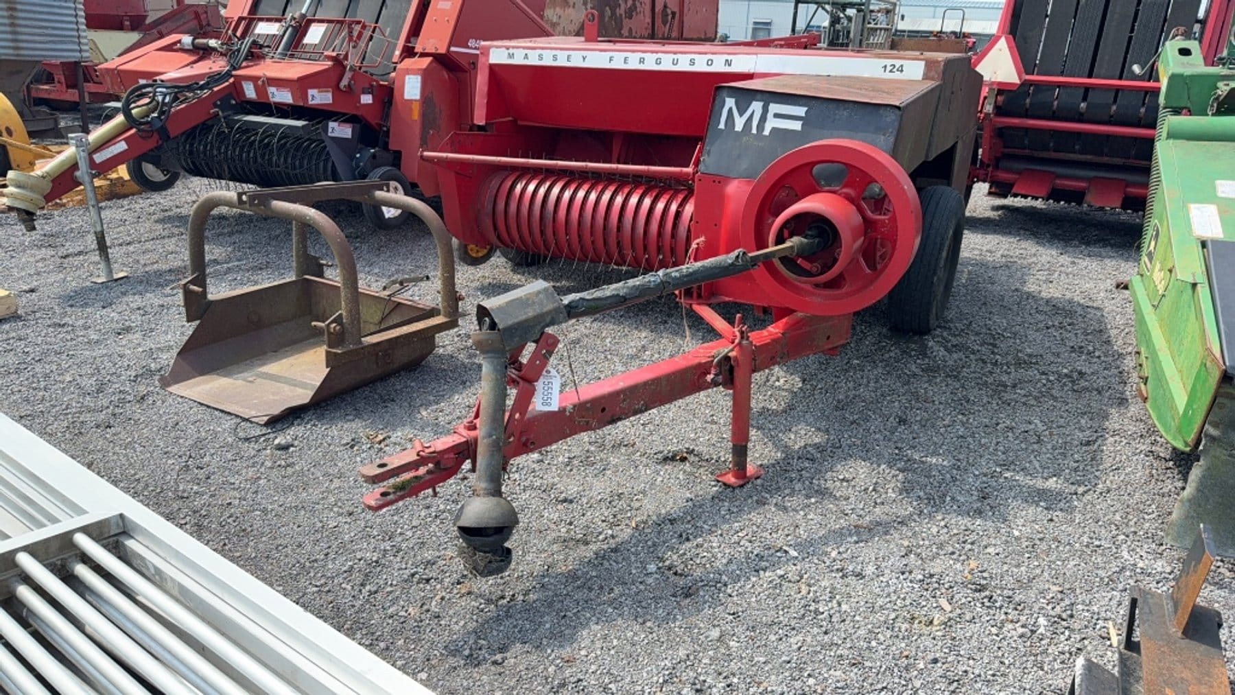 Massey Ferguson 124 Equipment Image0