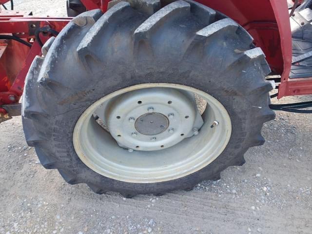 Image of Massey Ferguson 1240 equipment image 3