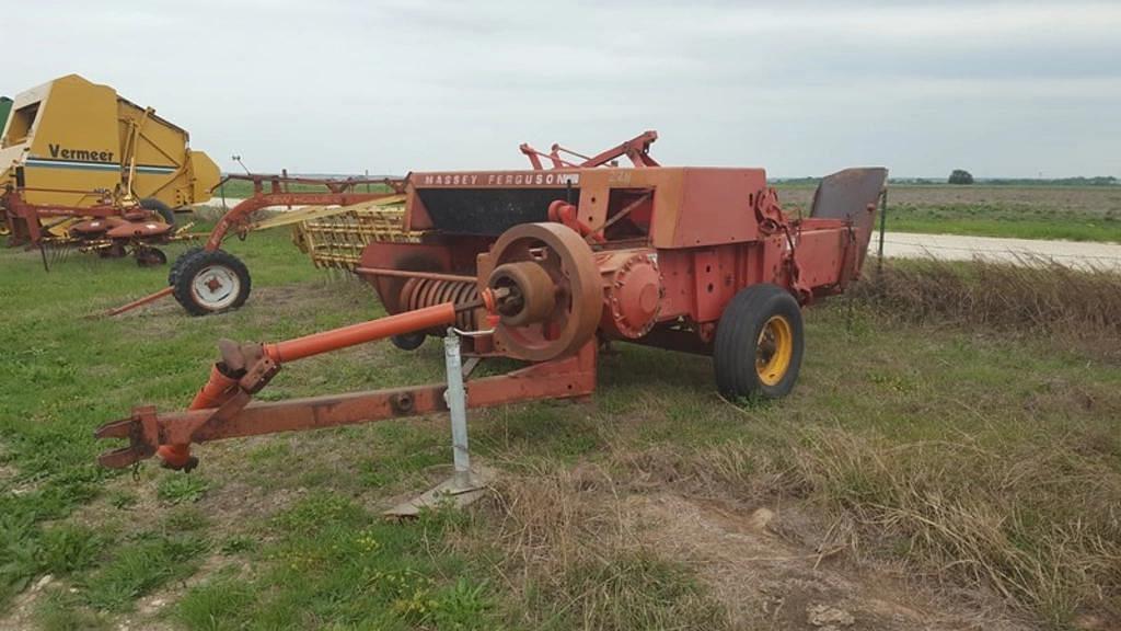 Image of Massey Ferguson 126 Primary image