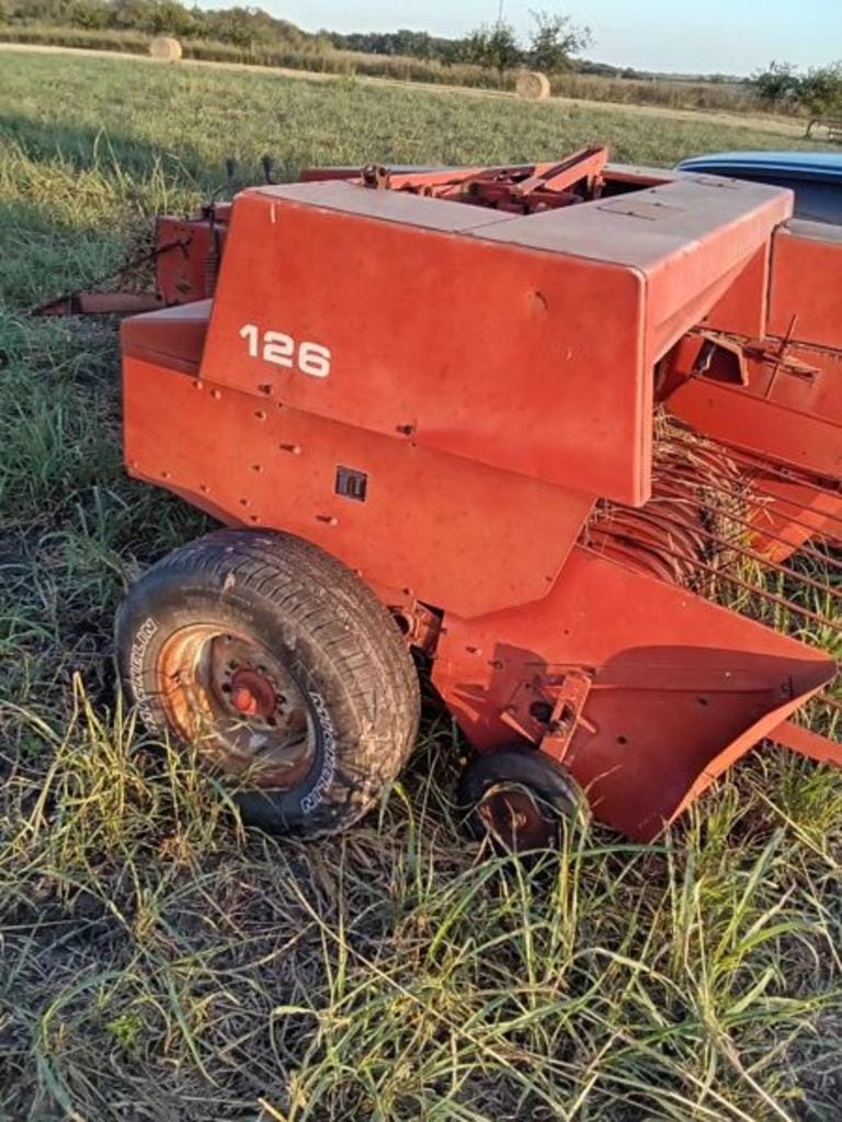 Massey Ferguson 126 Equipment Image0