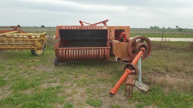 Image of Massey Ferguson 126 equipment image 2