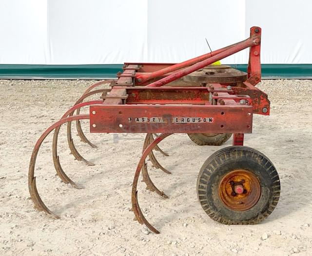 Image of Massey Ferguson 127 equipment image 2