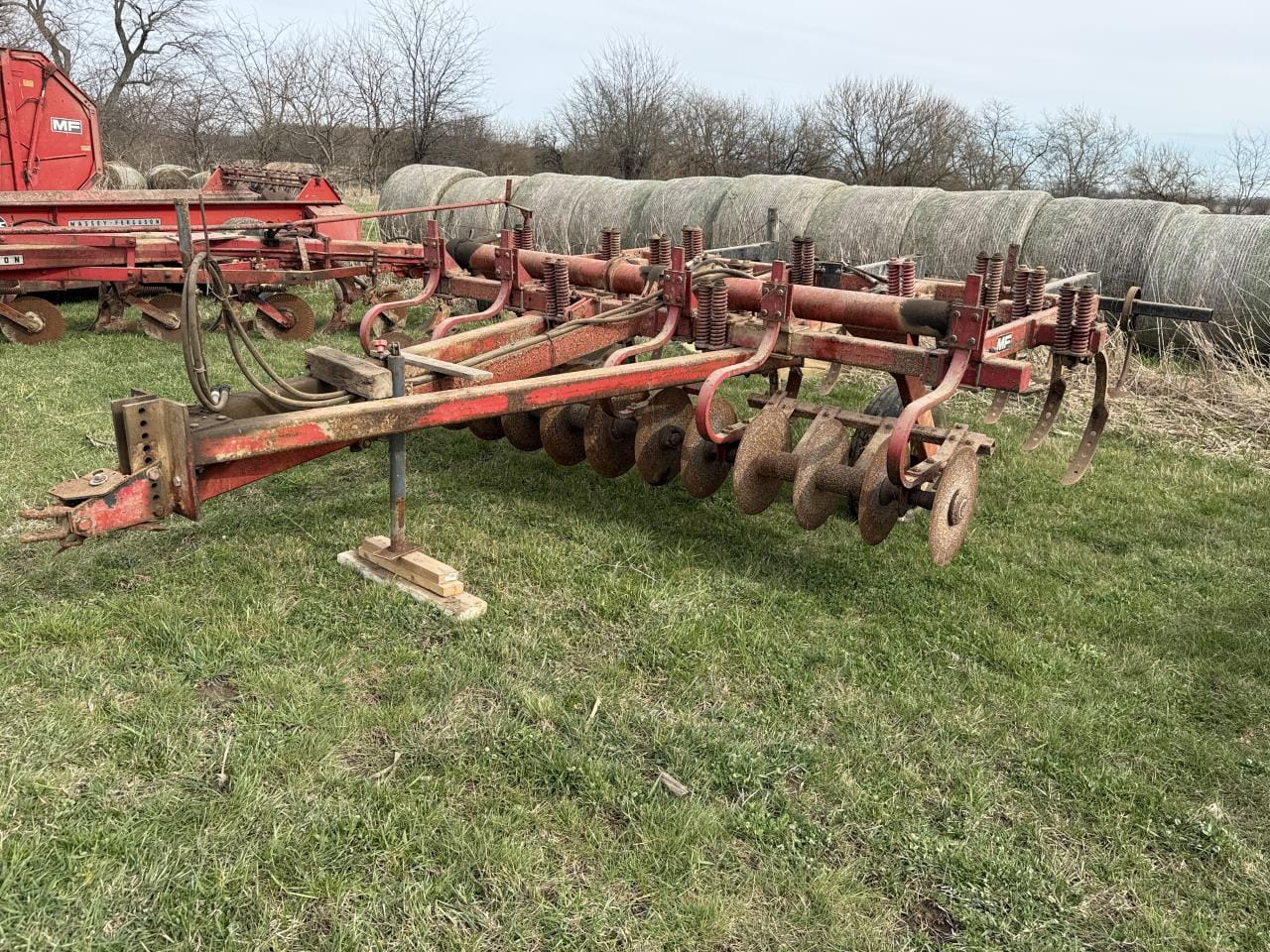 Massey Ferguson 129 Equipment Image0