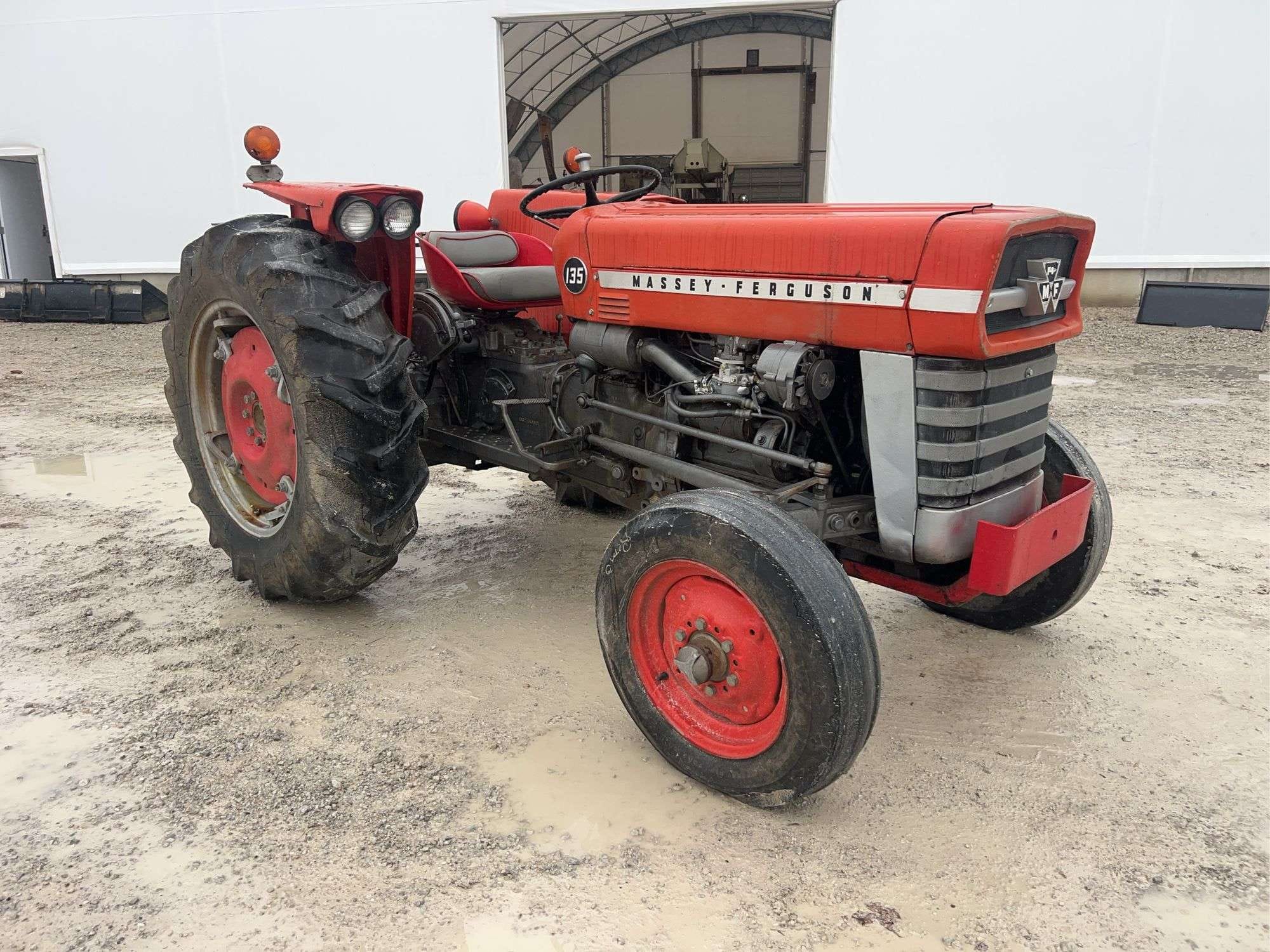Massey Ferguson 135 Equipment Image0