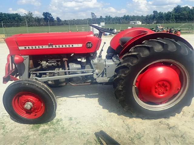 Image of Massey Ferguson 135 equipment image 2