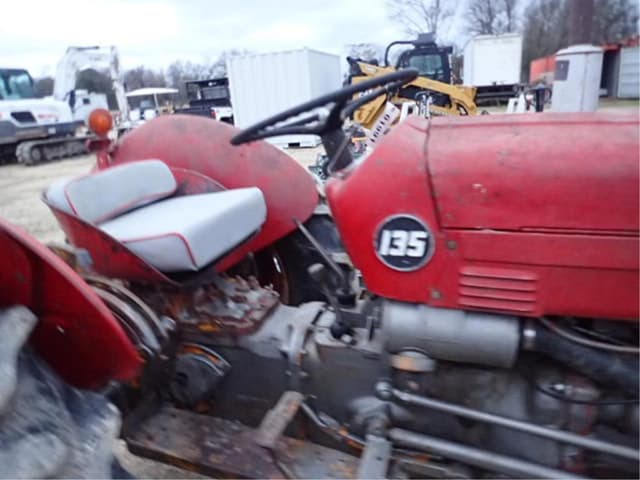 Image of Massey Ferguson 135 equipment image 4