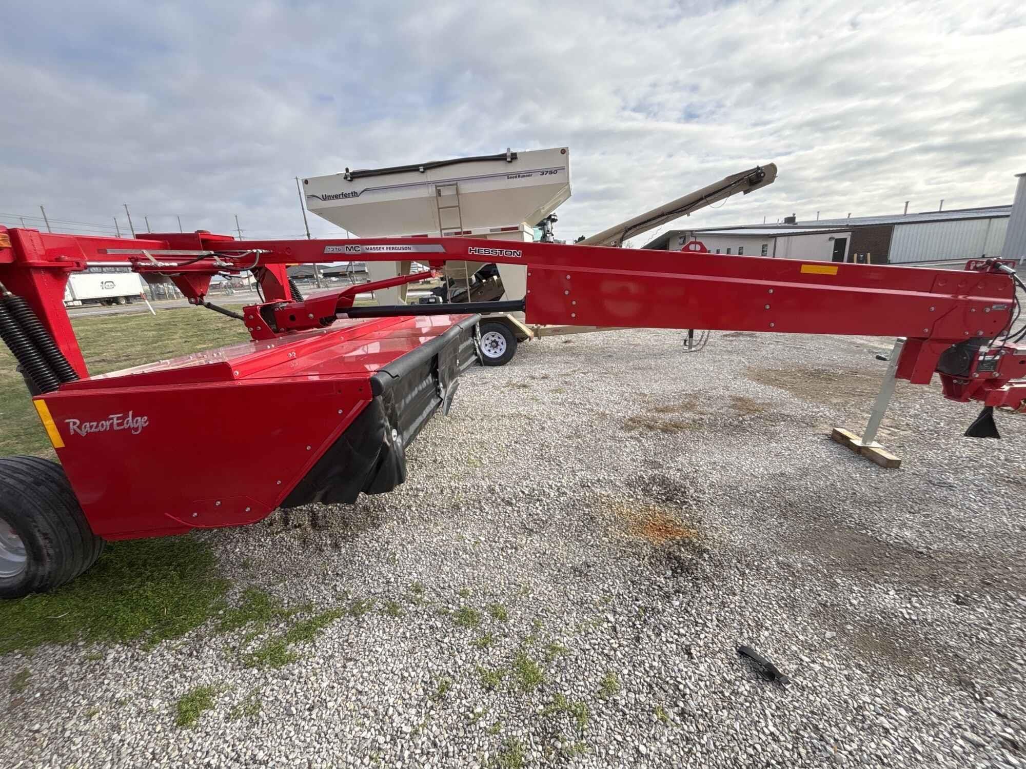 Massey Ferguson 1376 Equipment Image0