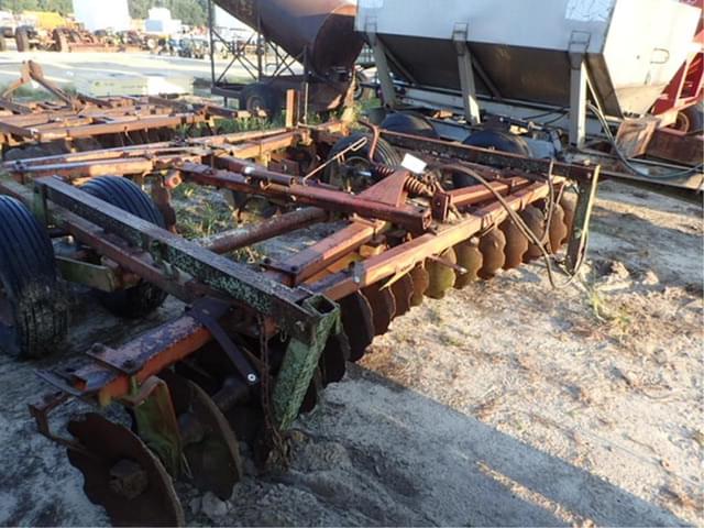 Image of Massey Ferguson 520 equipment image 1