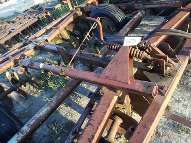 Image of Massey Ferguson 520 equipment image 2
