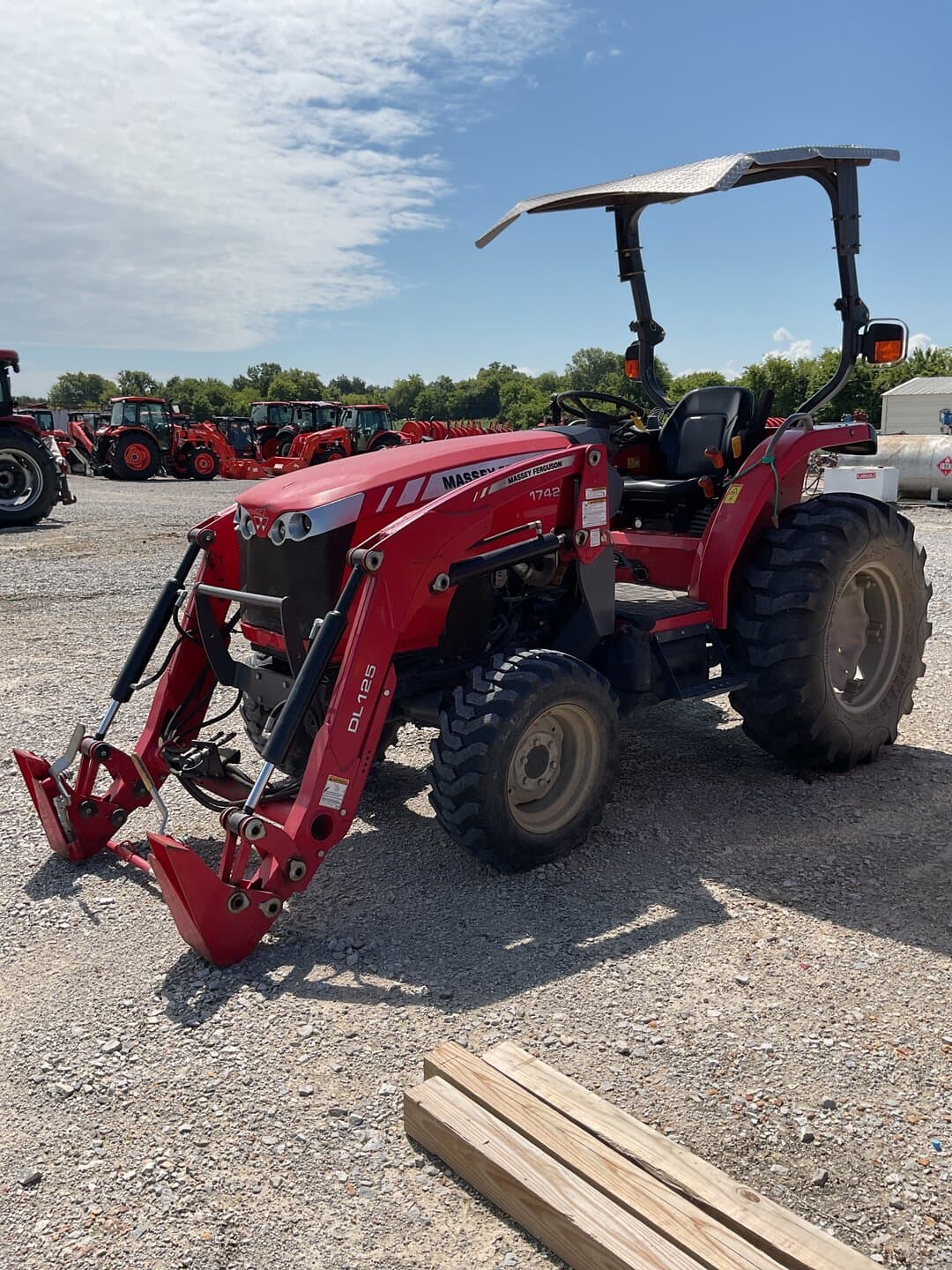 Image of Massey Ferguson 1742 Image 1