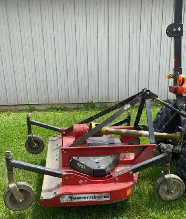 Image of Massey Ferguson 1751 Image 0
