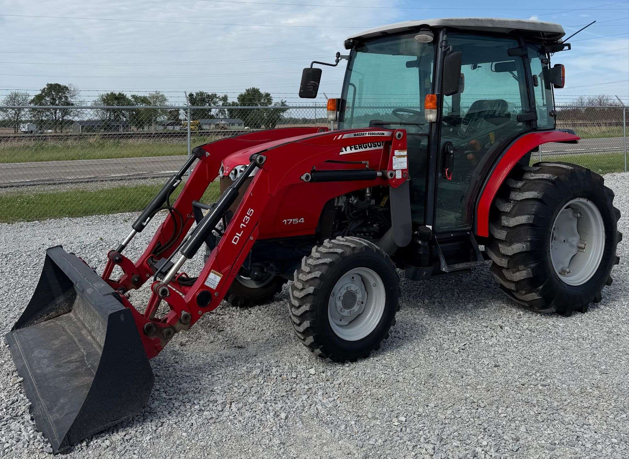 Massey Ferguson 1754 Equipment Image0