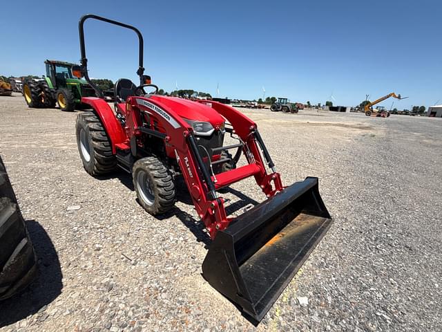 Image of Massey Ferguson 1825E equipment image 1