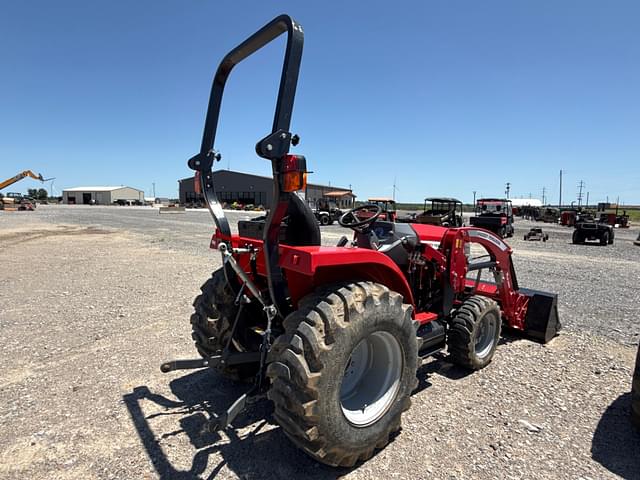 Image of Massey Ferguson 1825E equipment image 4