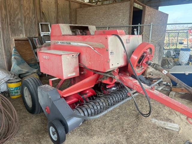 Image of Massey Ferguson 1837 equipment image 1
