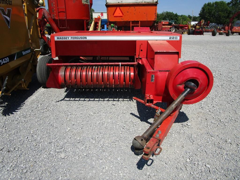 Main image Massey Ferguson 220