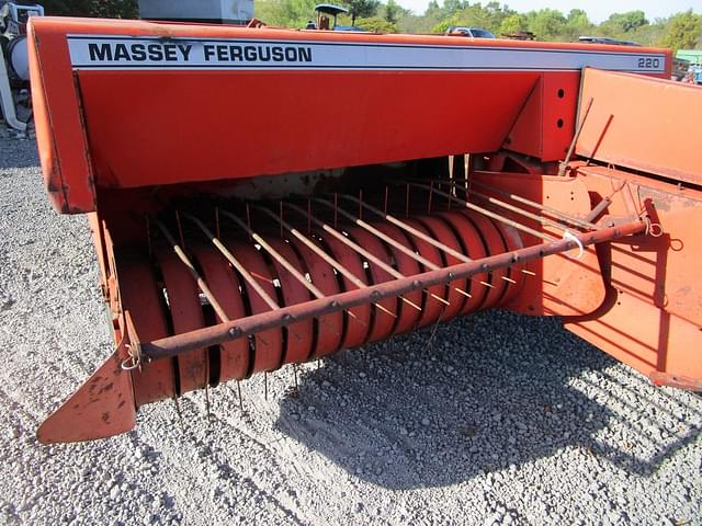 Image of Massey Ferguson 220 equipment image 2