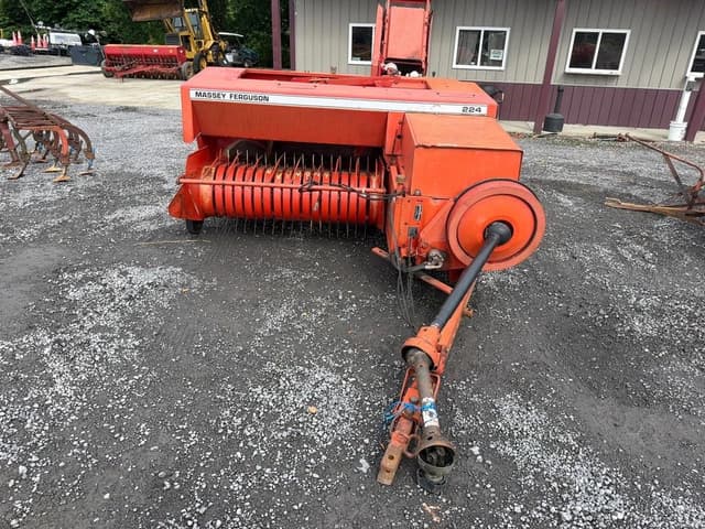 Image of Massey Ferguson 224 equipment image 2