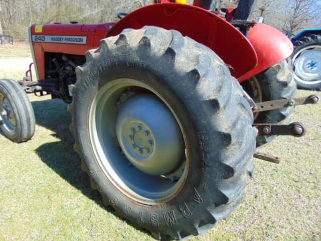 Image of Massey Ferguson 240 equipment image 4