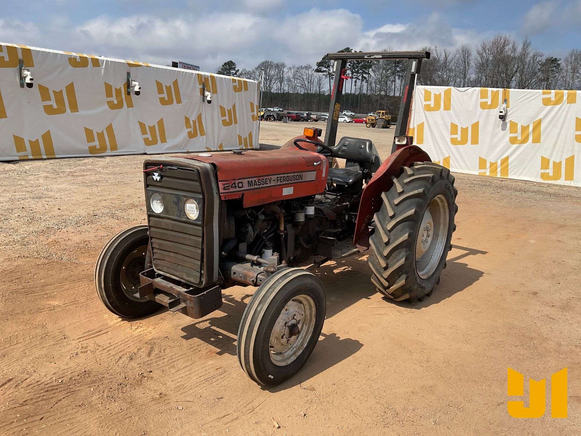 Massey Ferguson 240 Equipment Image0