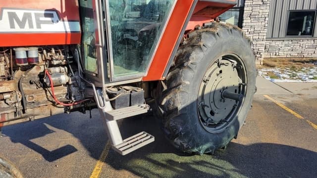 Image of Massey Ferguson 2705 equipment image 3