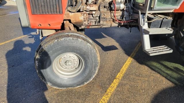 Image of Massey Ferguson 2705 equipment image 1