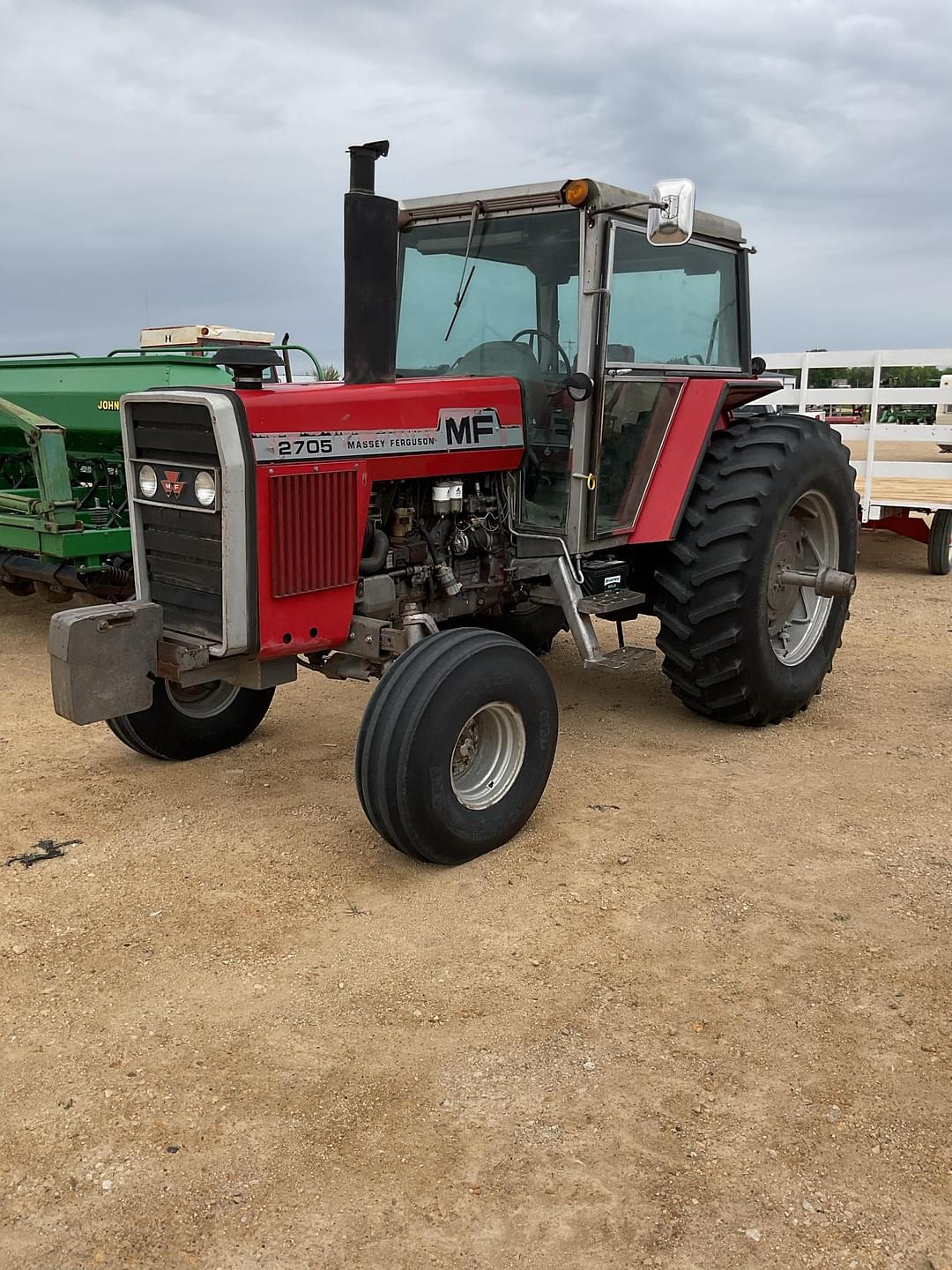 Image of Massey Ferguson 2705 Primary image