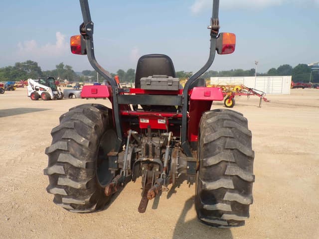 Image of Massey Ferguson 2705E equipment image 4