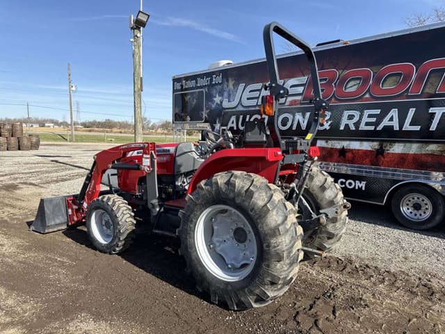 Image of Massey Ferguson 2705E equipment image 2