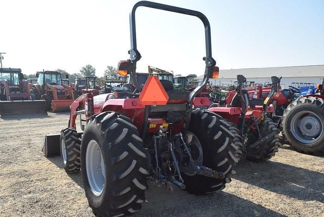 Image of Massey Ferguson 2706E equipment image 2