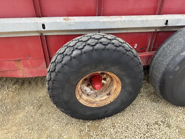 Image of Massey Ferguson 3726 equipment image 3