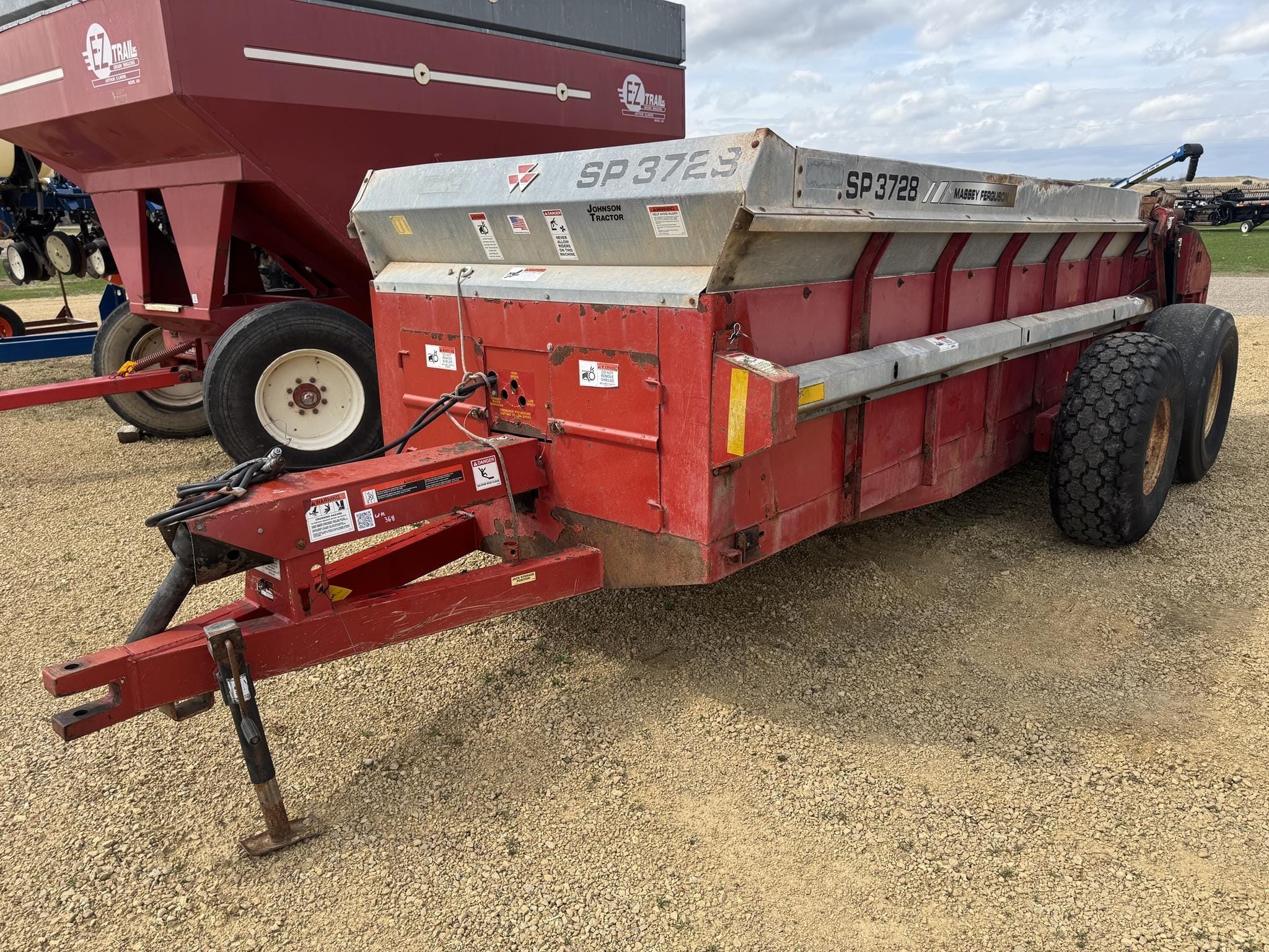 Massey Ferguson 3726 Equipment Image0
