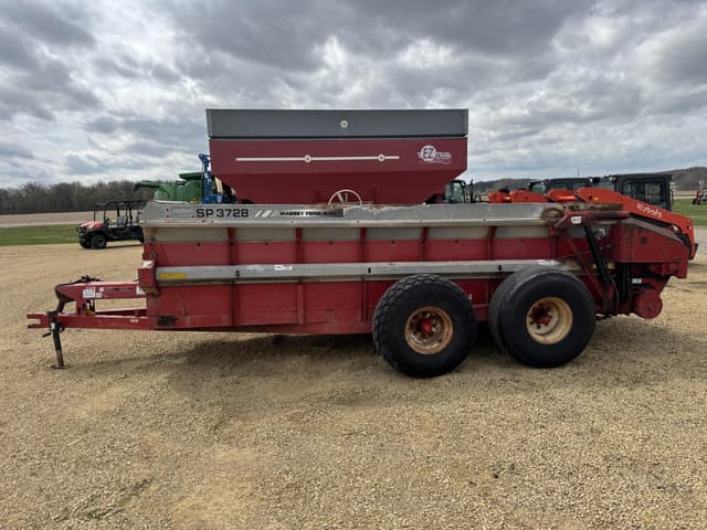 Image of Massey Ferguson 3726 equipment image 2