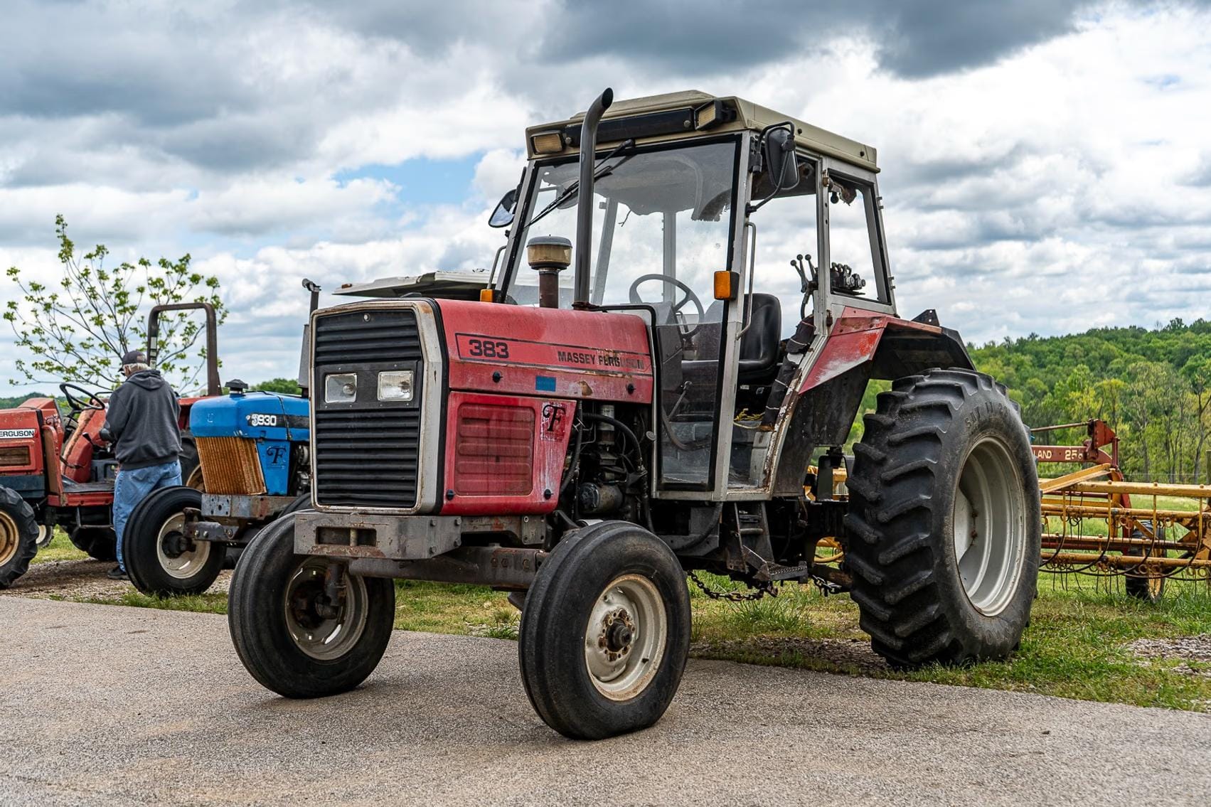Massey Ferguson 383 Equipment Image0