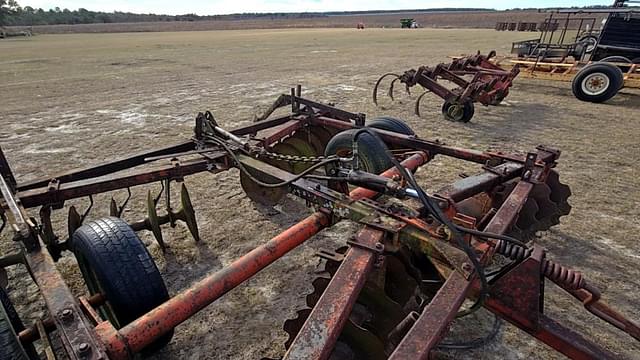 Image of Massey Ferguson 520 equipment image 2