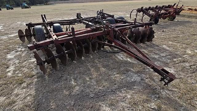 Image of Massey Ferguson 520 equipment image 1