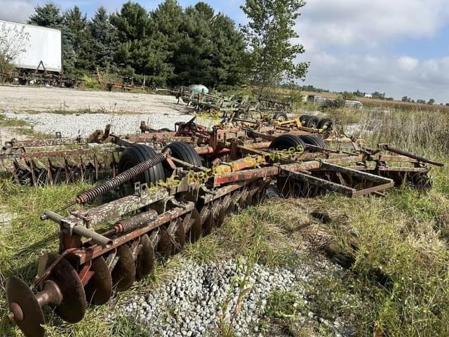 Image of Massey Ferguson 520 equipment image 3