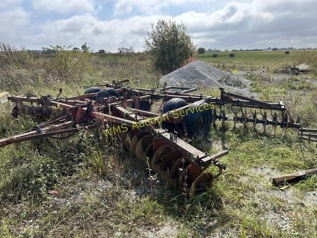 Image of Massey Ferguson 520 equipment image 2