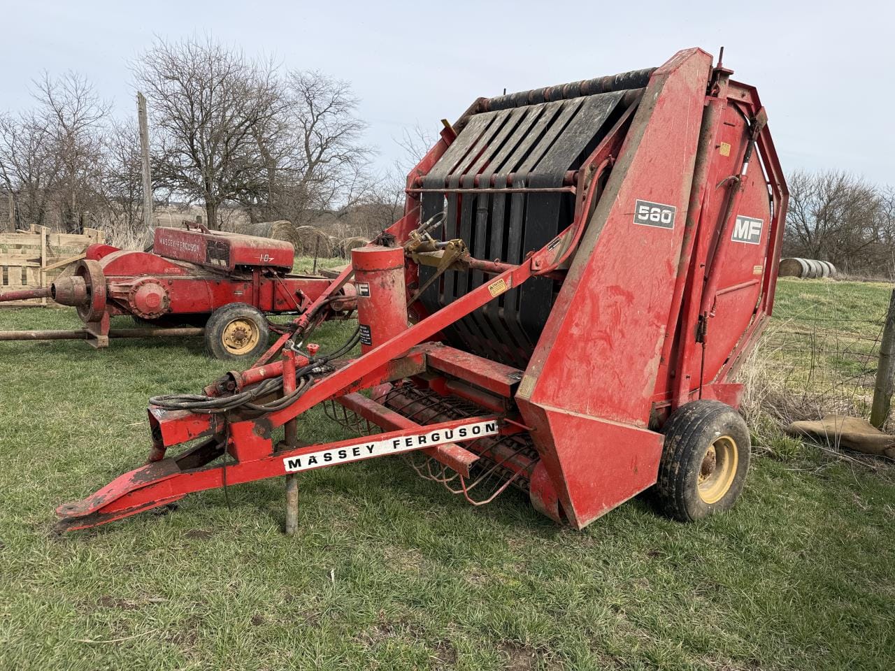 Massey Ferguson 560 Equipment Image0