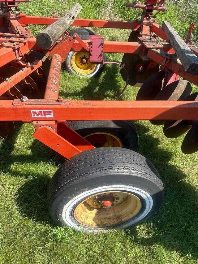 Image of Massey Ferguson 620 equipment image 3