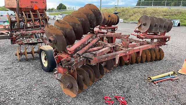 Image of Massey Ferguson 620 equipment image 4