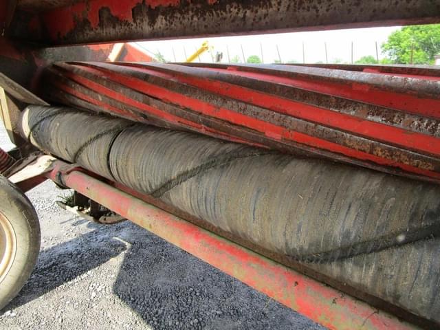 Image of Massey Ferguson 725 equipment image 4