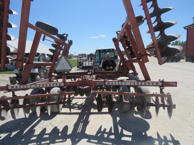 Image of Massey Ferguson 820 equipment image 4